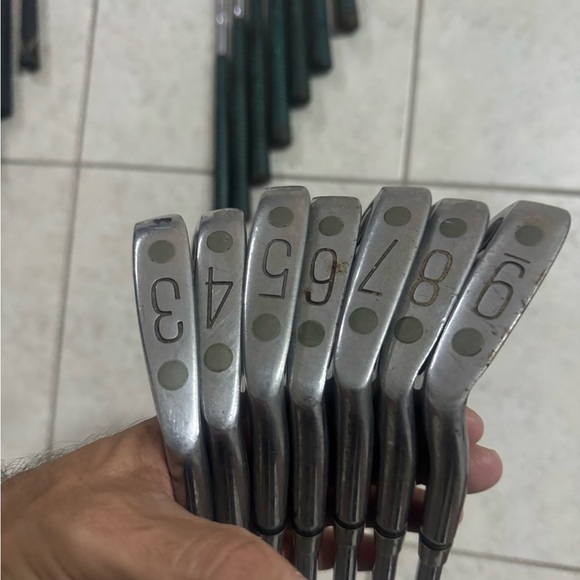 Wilson 1200 LT itons 3/9 in right handed 
Steel shafts 
Used conditions - Picture 11 of 12